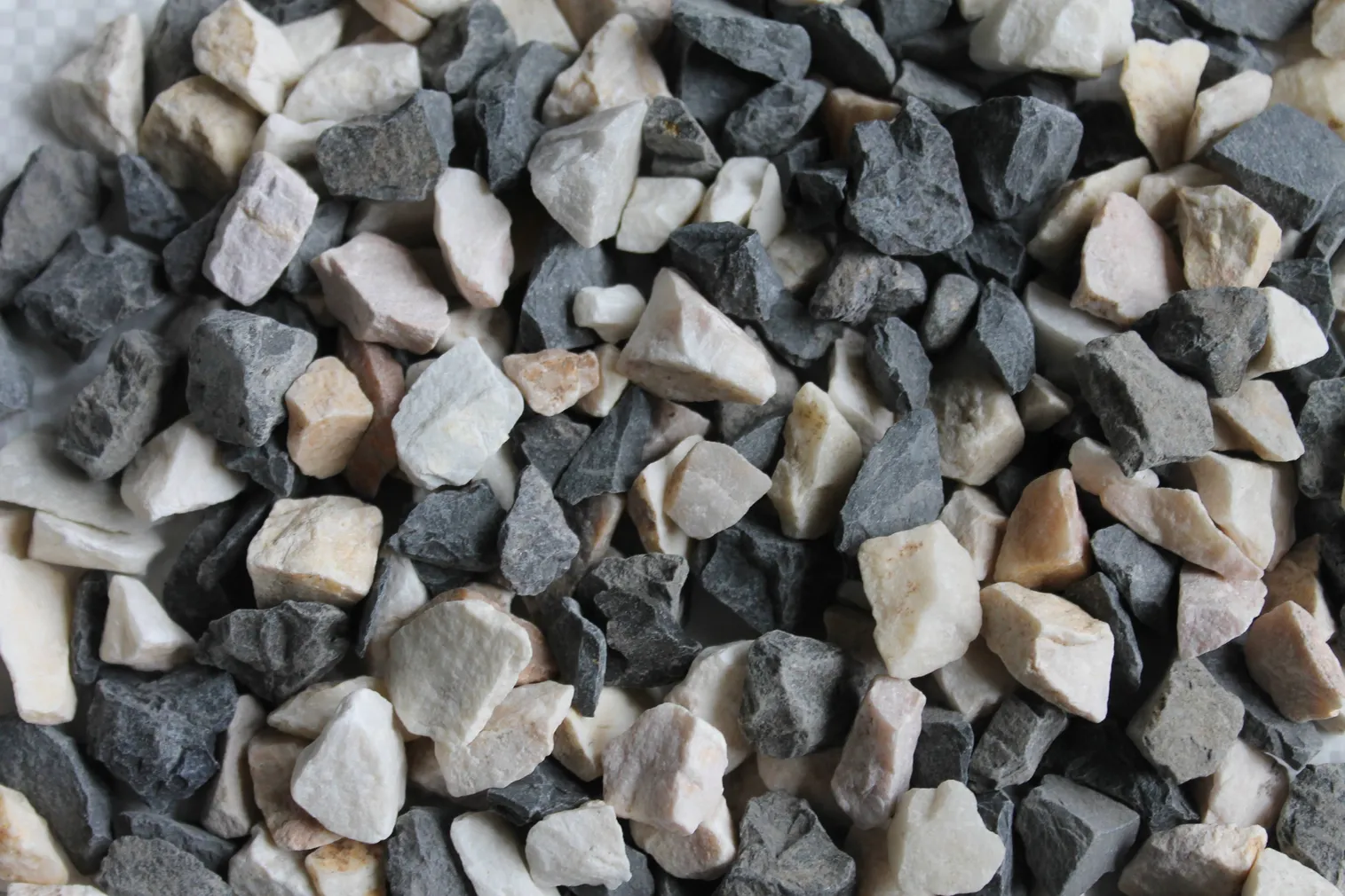 DEKORATIIVKILLUSTIK MUST-VALGE MIX 8-16MM 25KG