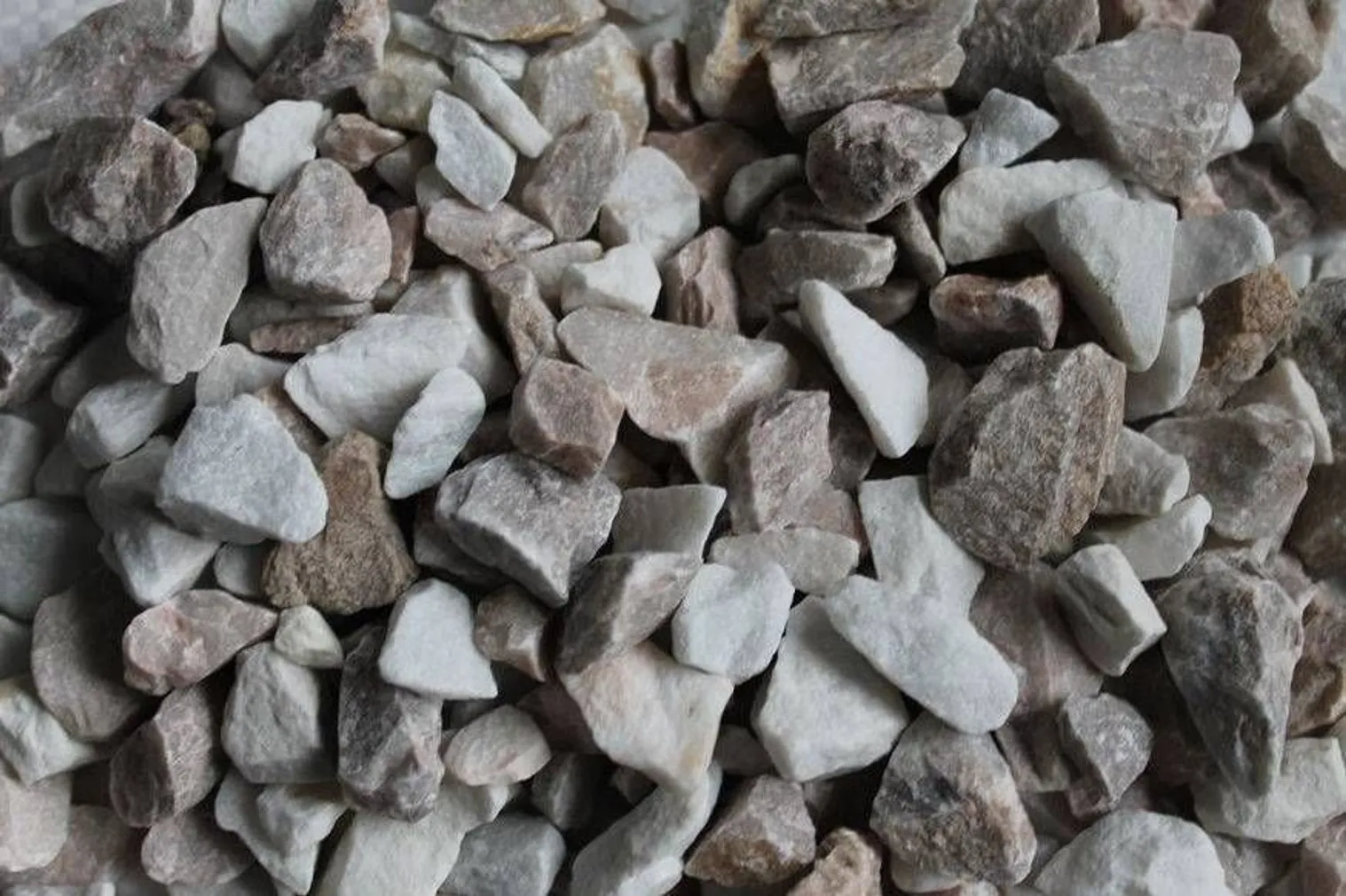 DEKORATIIVKILLUSTIK ZDK VALGE-ROOSA MIX 4-8MM 25KG