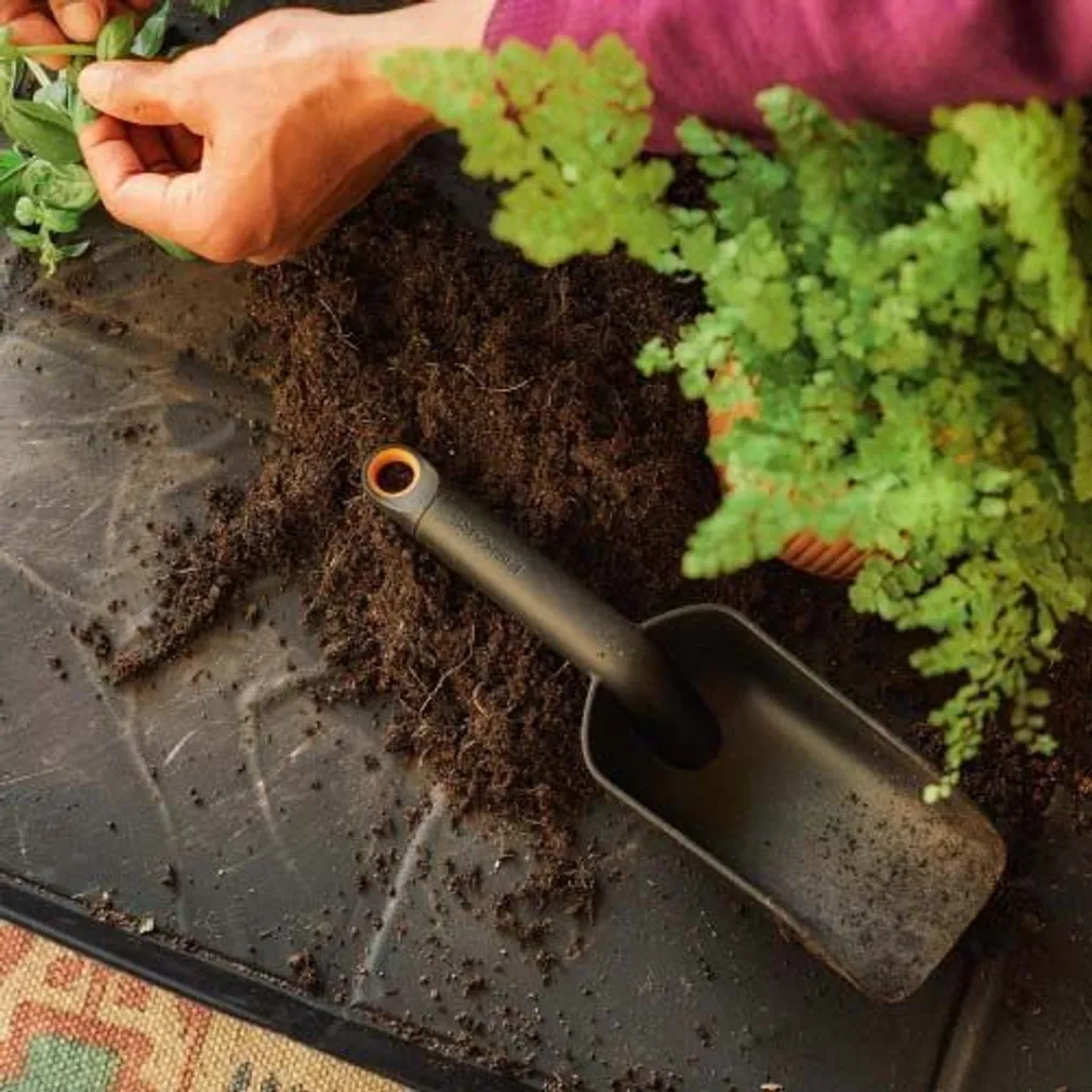 ISTUTUSKÜHVEL FISKARS MEDIUM