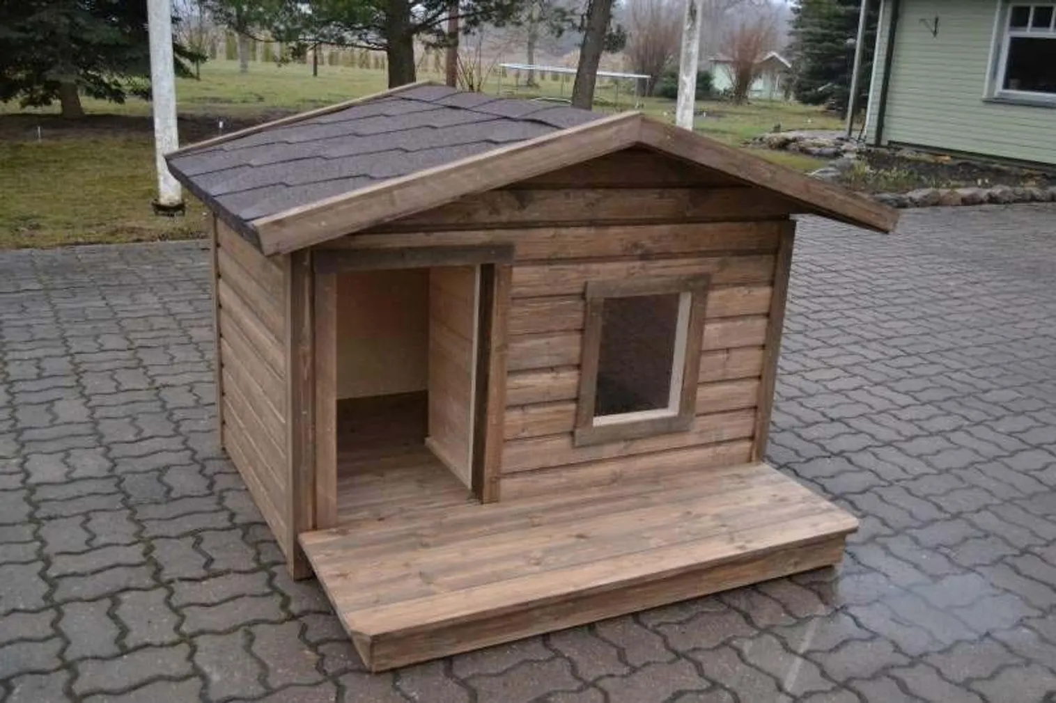 SOOJUSTATUD KOERAKUUT BÖSE TERRASSIGA