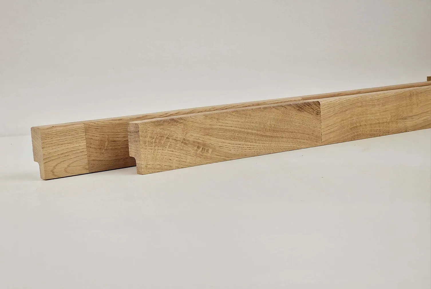 SOKLILIIST LAMELA TÄISPUIT TAMM, SÕRMJÄTKATUD 18X80MM 2,4M