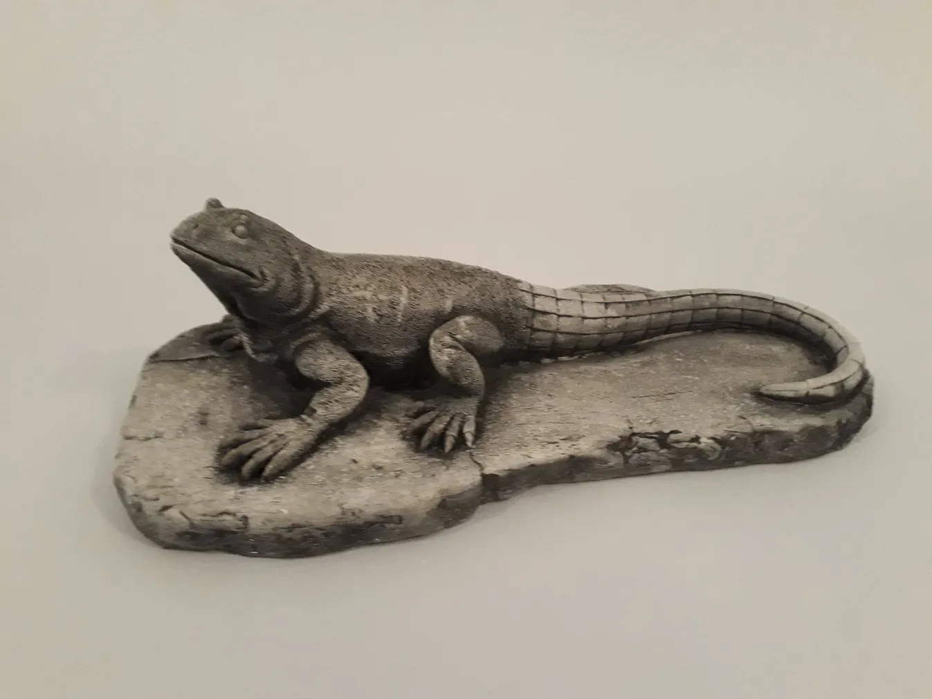 BETOONKUJU SKULPTUURIKODA SISALIK KIVIL