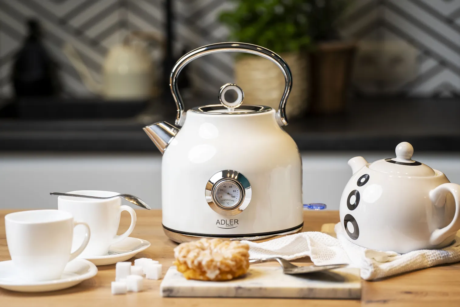 VEEKEETJA ADLER AD 1346W 2200W, VALGE