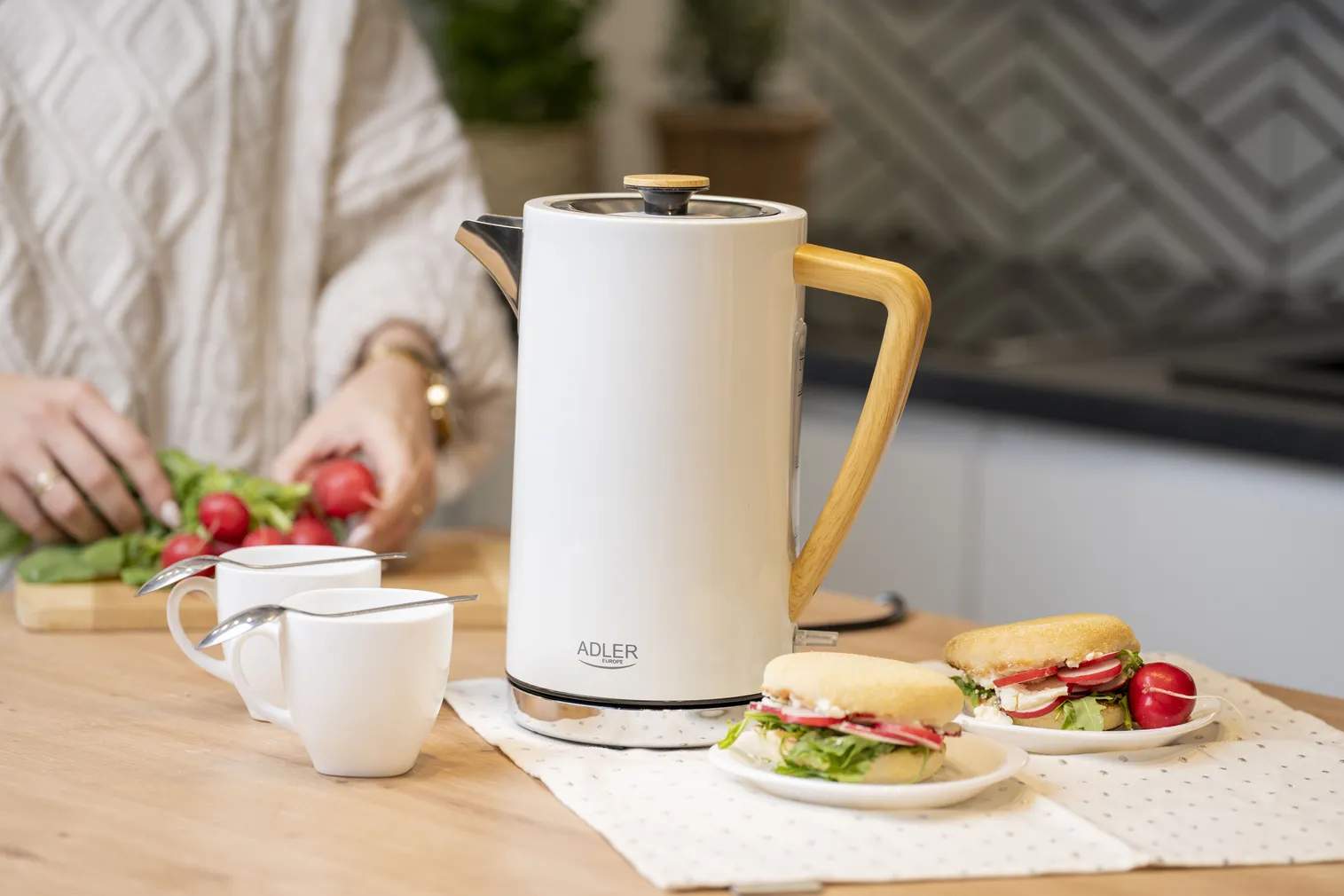 VEEKEETJA ADLER AD 1347W 2200W, VALGE