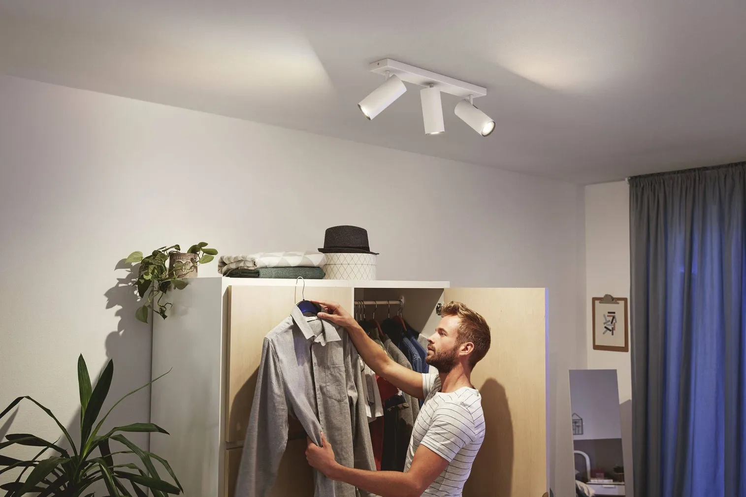 KOHTVALGUSTI BURATTO 3X5,5W 750LM PULT HUE VALGE