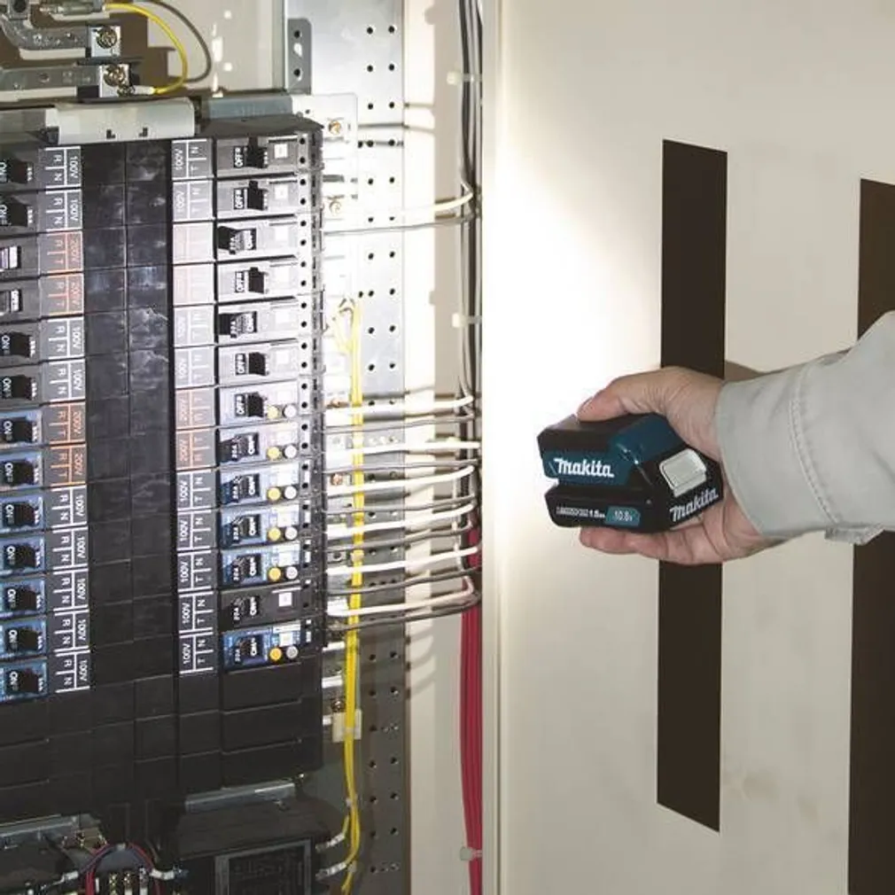 LED AKULAMP MAKITA 10,8V ILMA AKU JA LAADIJATA