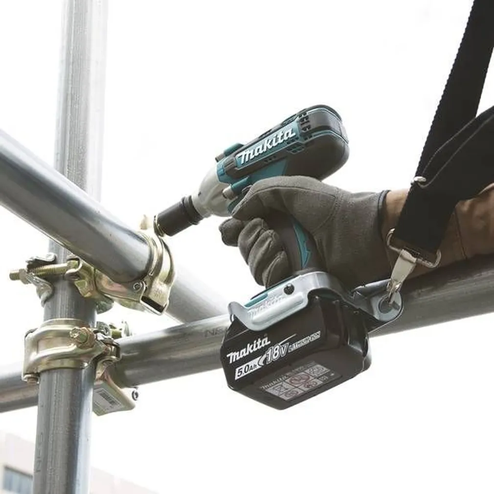 AKULÖÖKMUTRIKEERAJA MAKITA DTW190Z 18V ILMA AKU JA LAADIJATA