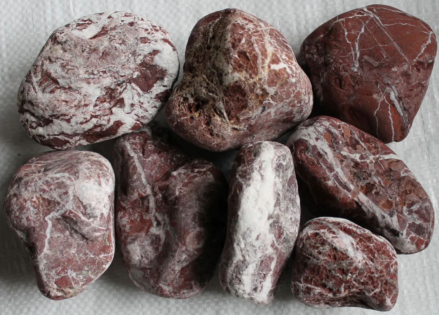 DEKORATIIVKIVI ZDK PUNANE/VALGE 10-20MM 20KG