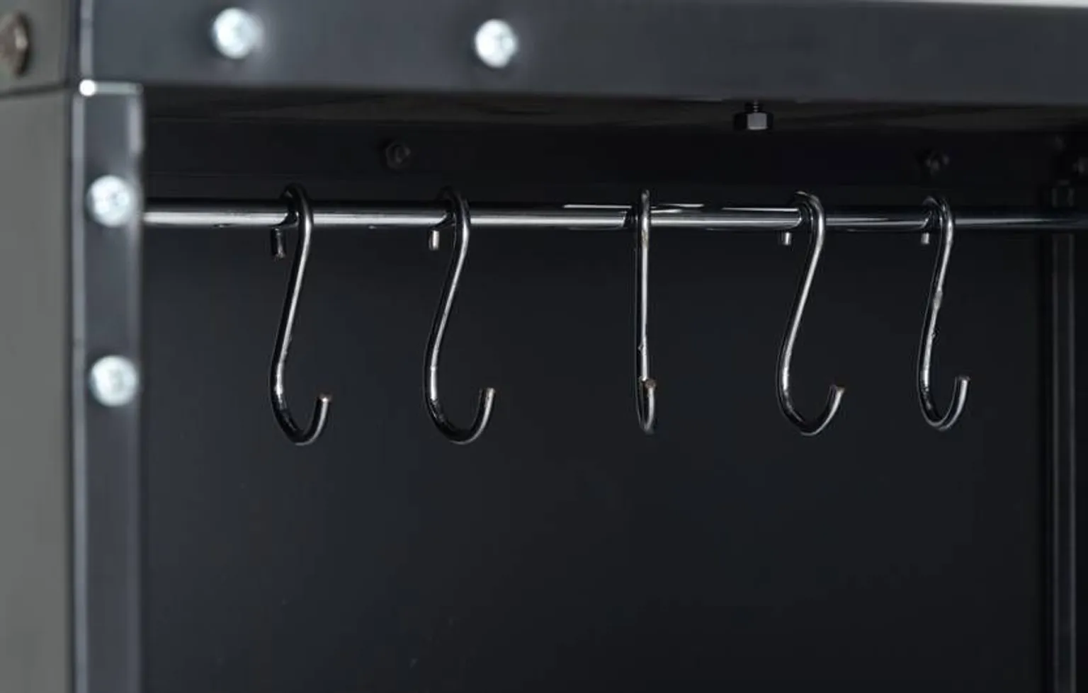 KÜLMSUITSUTUSKAPP MUSTANG