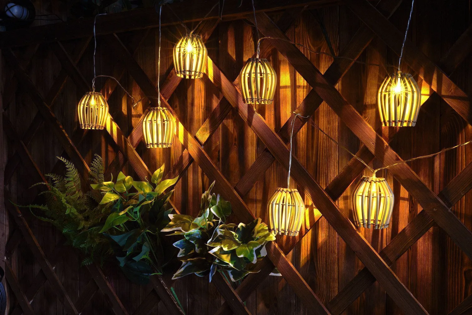 VALGUSKETT LATERNAGA 10LED ROTANG/PLAST 1,8M PÄIKESEPANEELIGA