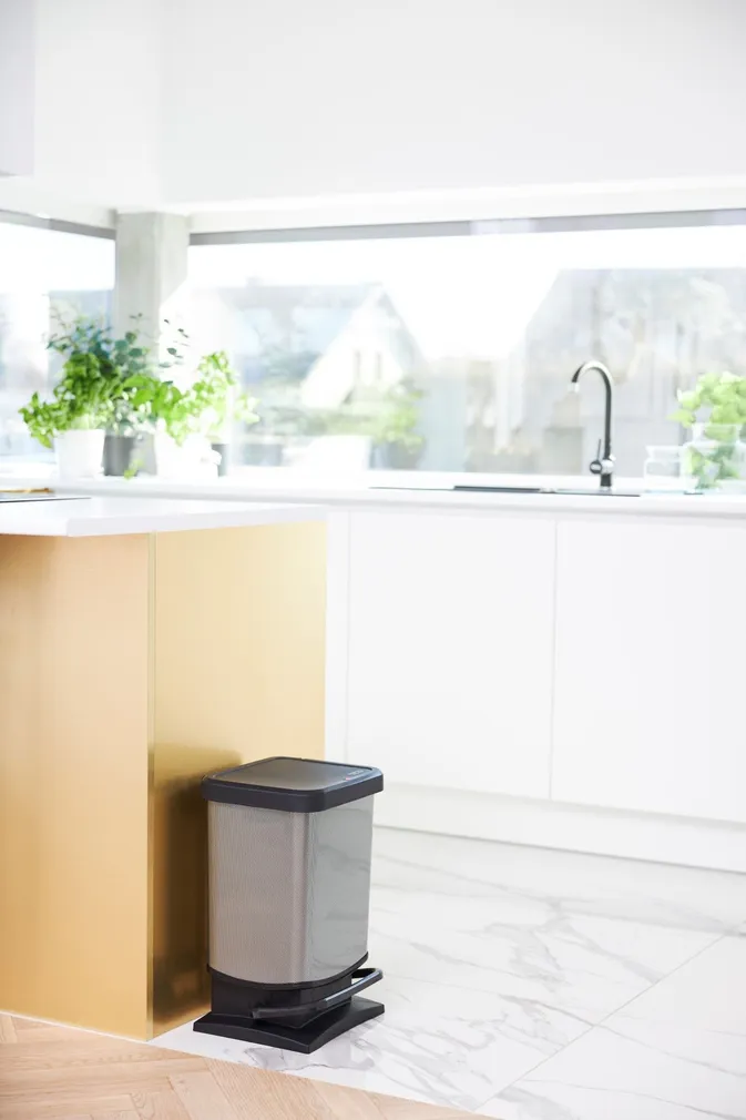 PRÜGIKAST ROTHO PASO PEDAALIGA MUST/METALL 20L