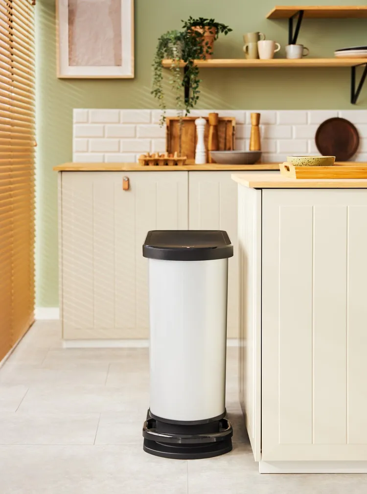 PRÜGIKAST ROTHO PASO PEDAALIGA MUST/HÕBEDANE 50L