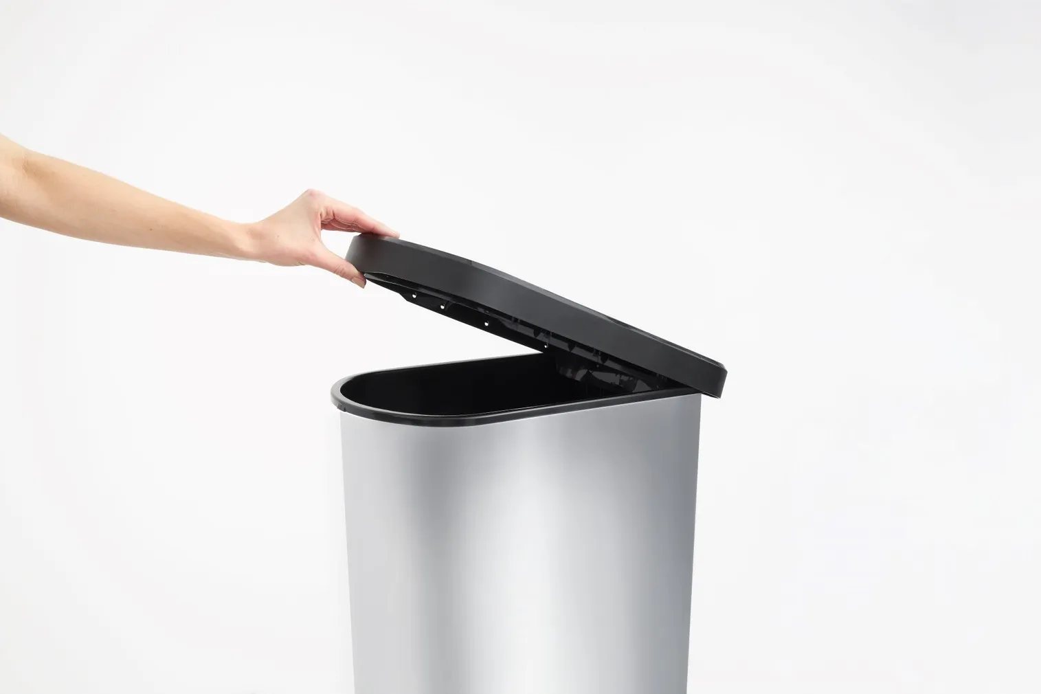 PRÜGIKAST ROTHO PASO PEDAALIGA MUST/HÕBEDANE 50L