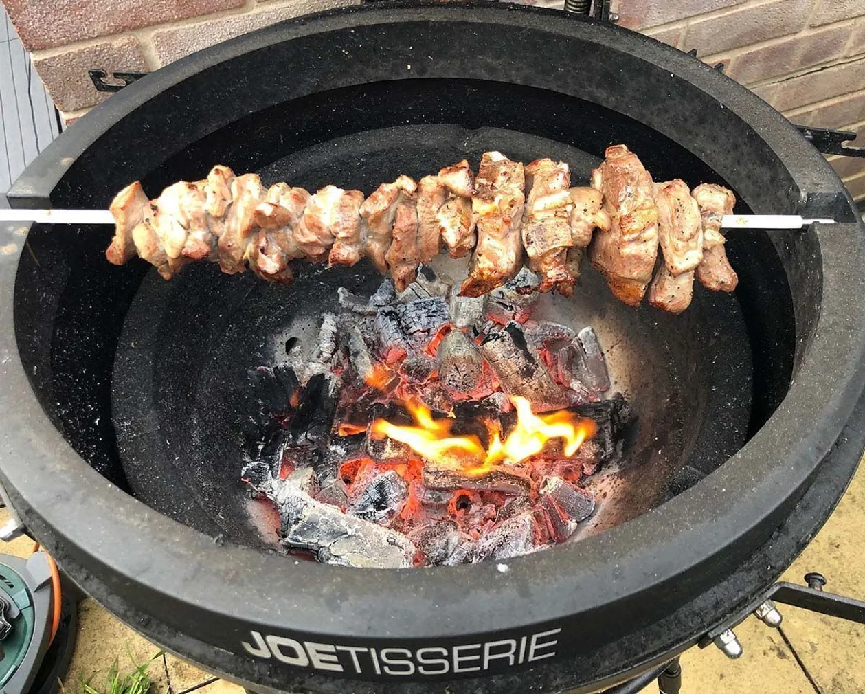 PÖÖRD-GRILLVARDAGA KÜPSETUSSÜSTEEM KAMADO JOE