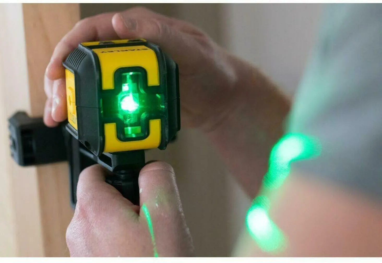 RISTLASER STANLEY CUBIX ROHELINE KOTI JA KINNITUSALUSEGA