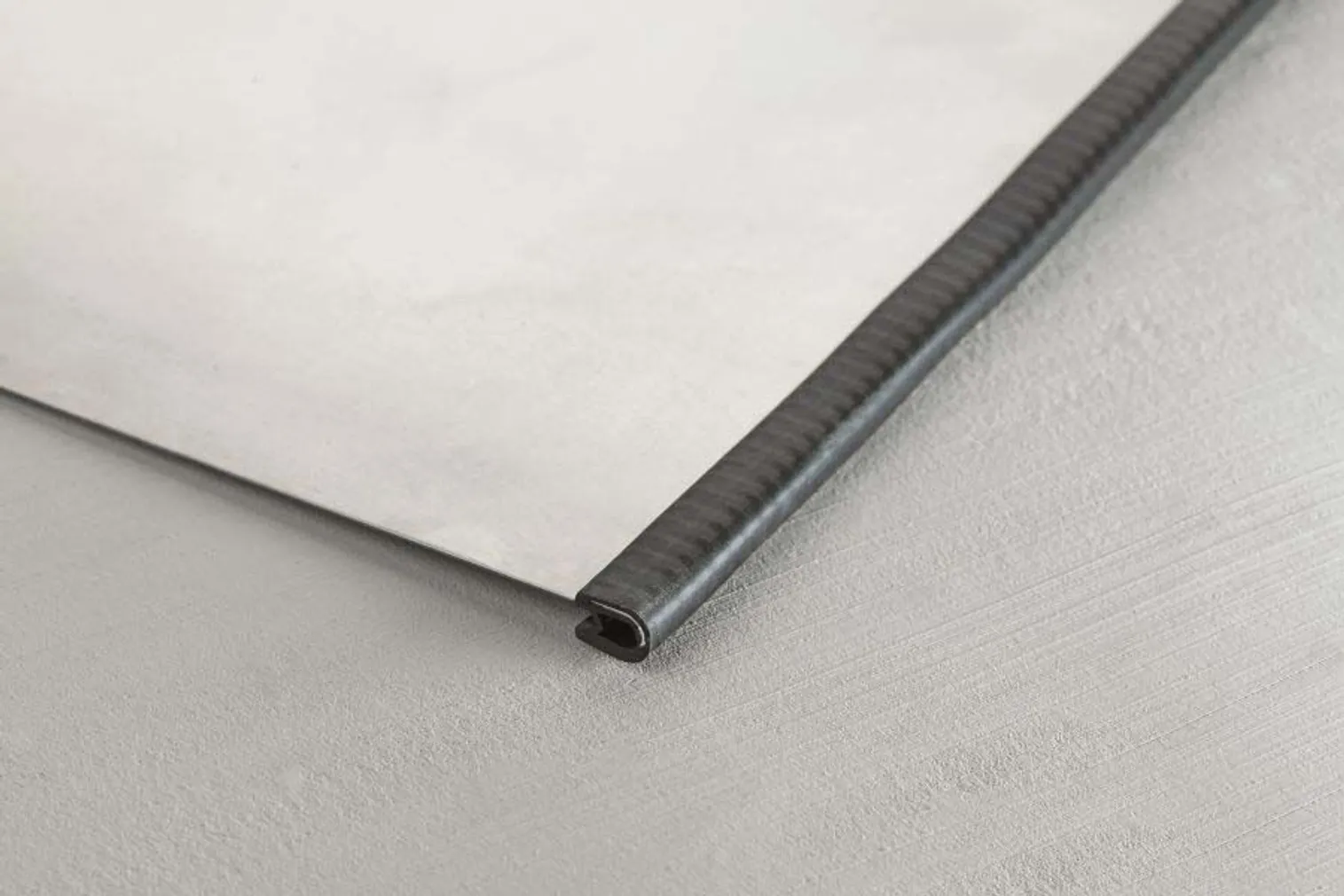 PVC PROFIIL KLEMM CEZAR 15X0,9X1000MM MUST RAL9005