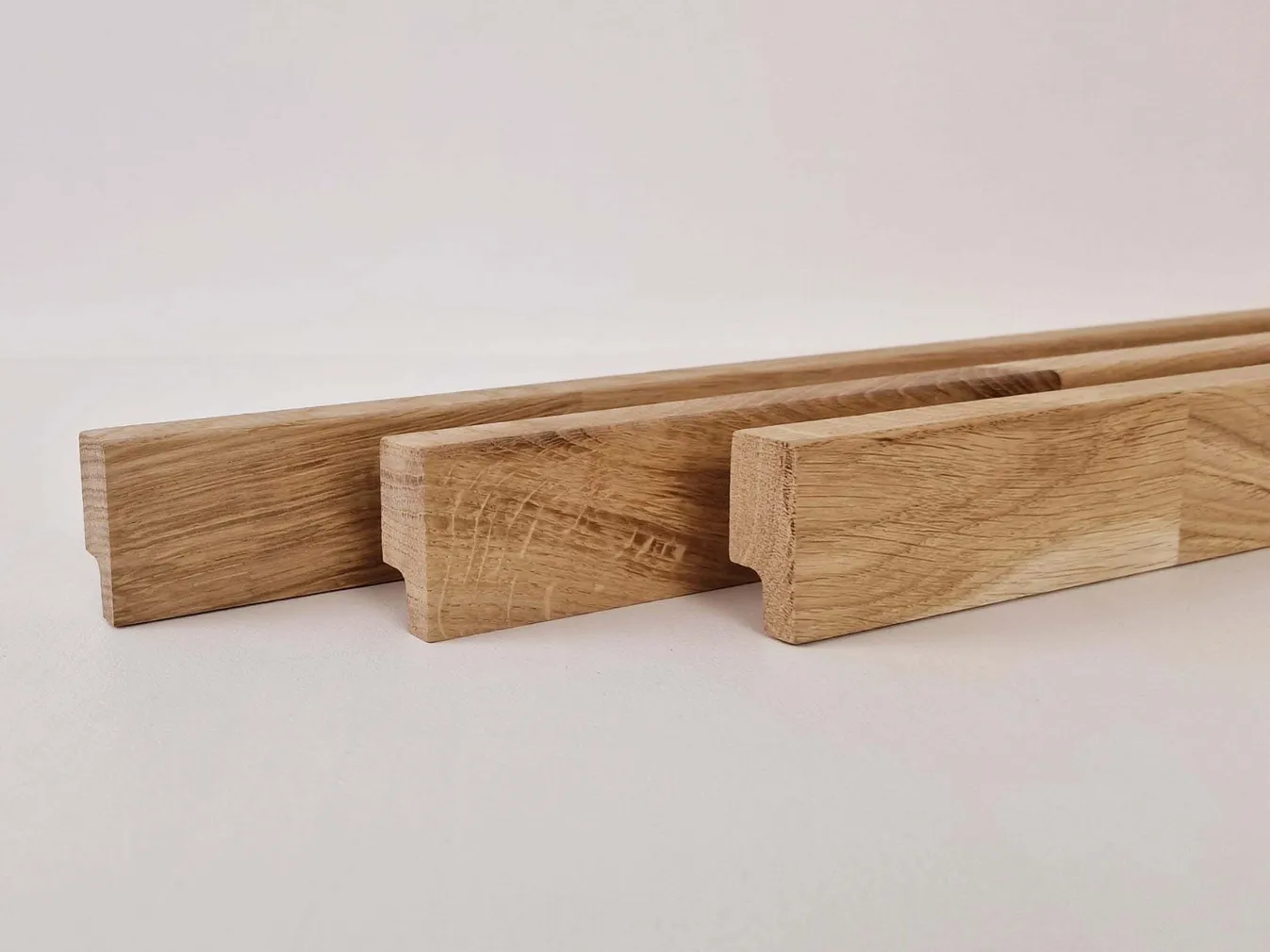 SOKLILIIST LAMELA TÄISPUIT TAMM, SÕRMJÄTKATUD 18X80MM 2,4M