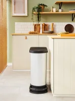 PRÜGIKAST ROTHO PASO PEDAALIGA MUST/HÕBEDANE 50L