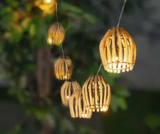 VALGUSKETT LATERNAGA 10LED ROTANG/PLAST 1,8M PÄIKESEPANEELIGA