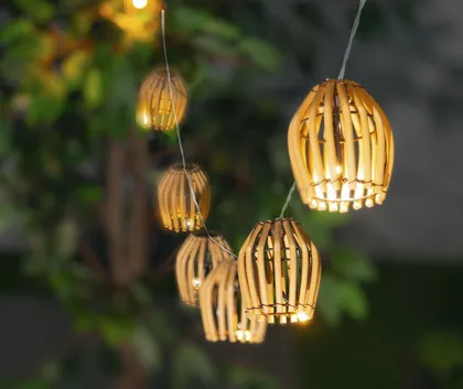 VALGUSKETT LATERNAGA 10LED ROTANG/PLAST 1,8M PÄIKESEPANEELIGA