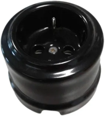 PISTIKUPESA 1-NE FENDE M-GA PIND KERAAMILINE MUST